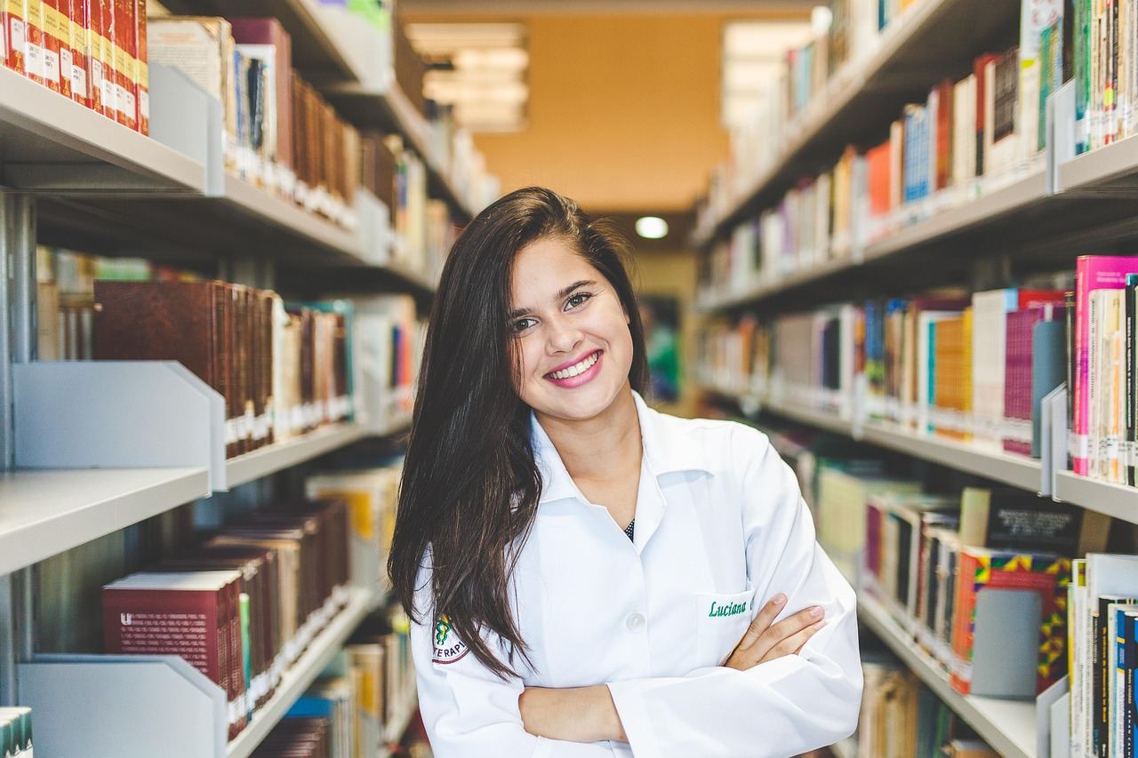 Student attending live online IT course